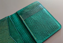 Load image into Gallery viewer, Golf Green Metta Catharina Shell Cordovan Vertical Wallet
