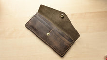 Load image into Gallery viewer, Crazyhorse Pull up leather Snap Wallet
